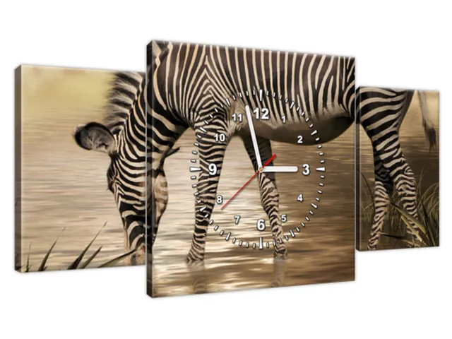 Dizajnové nástenné hodiny na plátne Zebra pri napájadle
